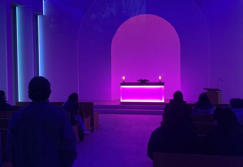 Altar in der von James Turrell gestalteten Kapelle auf dem Dorotheenstädtischen Friedhof in Berlin