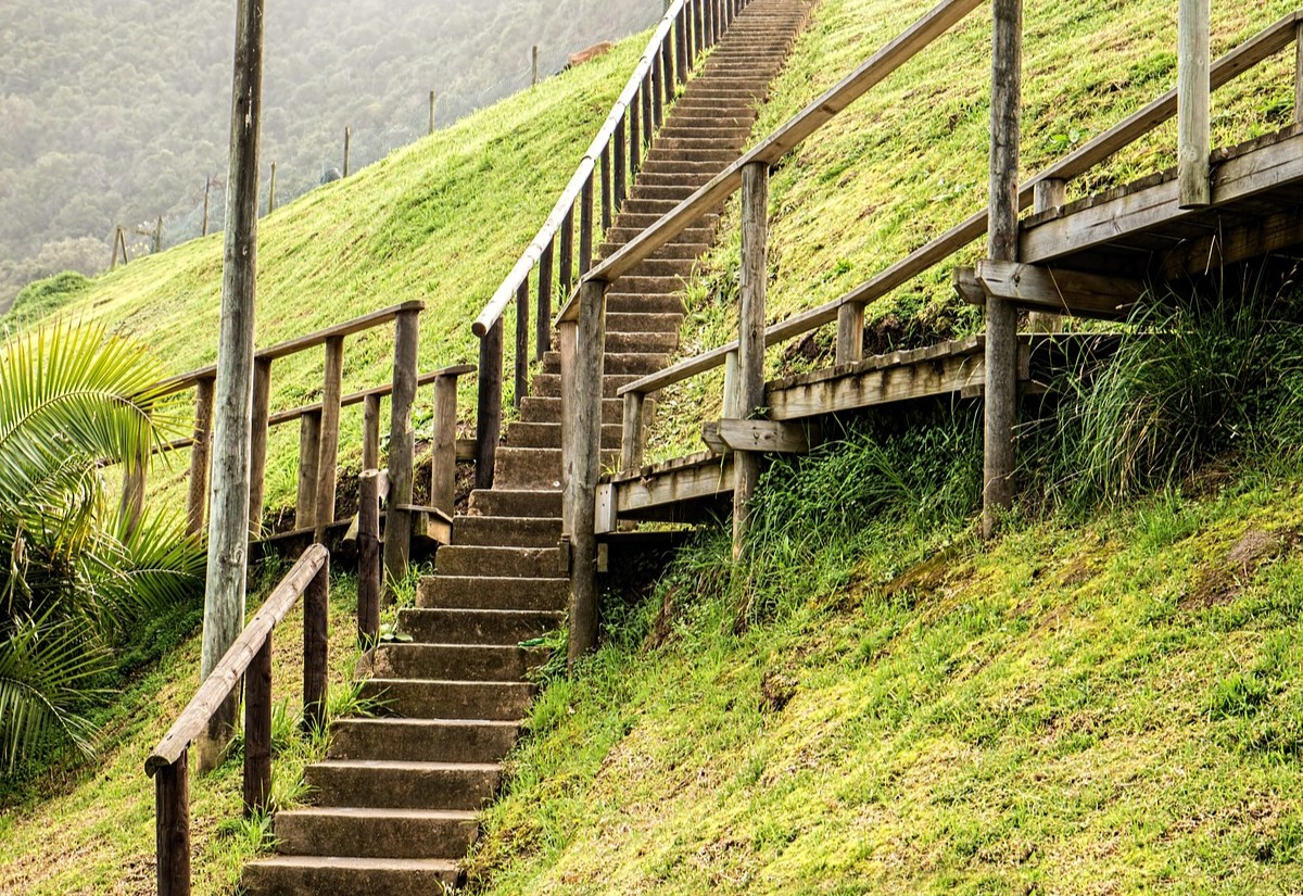 Treppen, die von einem Podest aus in verschiedene Richtungen auseinanderlaufen
