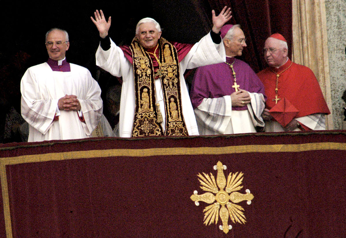 Joseph Ratzinger als gerade gewählter Papst Benedikt XVI. am 19. April 2005 auf der Loggia des Petersdomes im Vatikan.