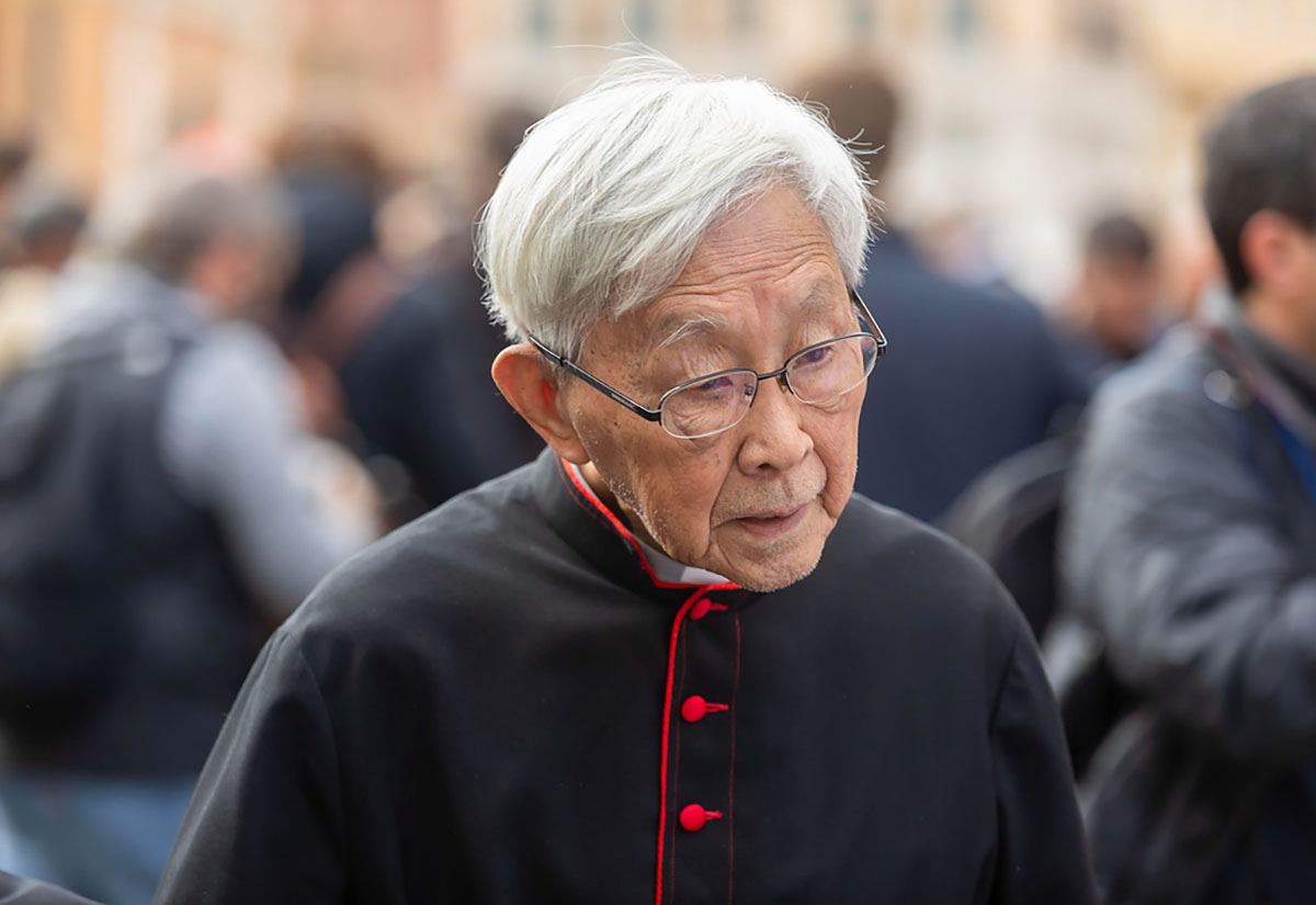 Kardinal Joseph Zen Ze-kiun  auf dem Weg zu einer Generalkongregation des Kardinalskollegiums am 28. April 2025. Der emeritierte Erzbischof von Hong Kong gehört zu den größten Kritikern der vatikanischen China-Politik der letzten Jahre.
