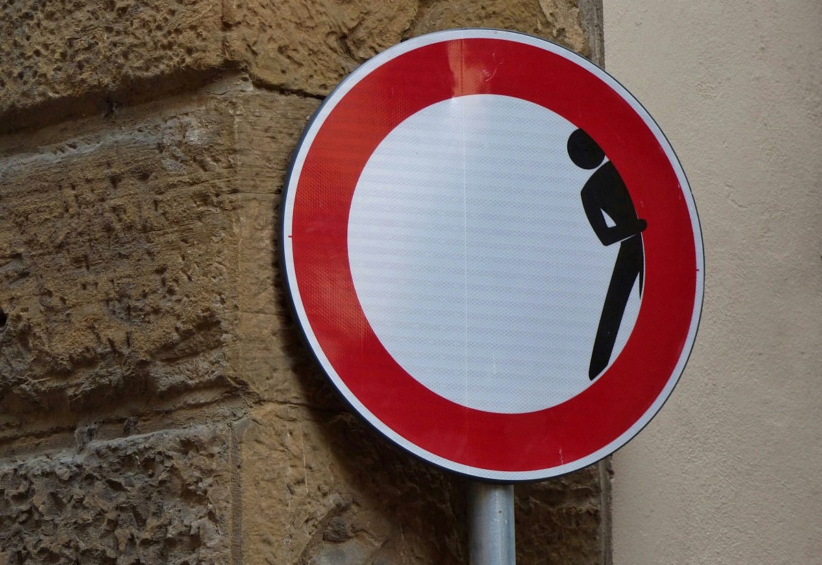 Künstlerisch verändertes Einfahrt-verboten-Schild