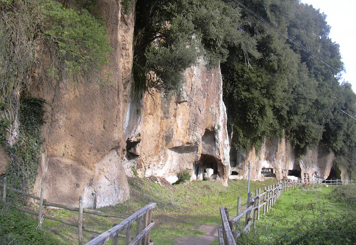 Sutri, Antike Gräber im Tuff entlang der Via Cassia