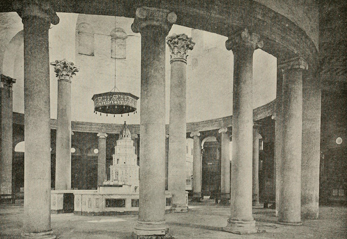 Innenansicht von Santo Stefano Rotondo in Rom mit barockem Altar in der Mitte (1912). Der Baldachin und das große Tabernakel wurden später entfernt.