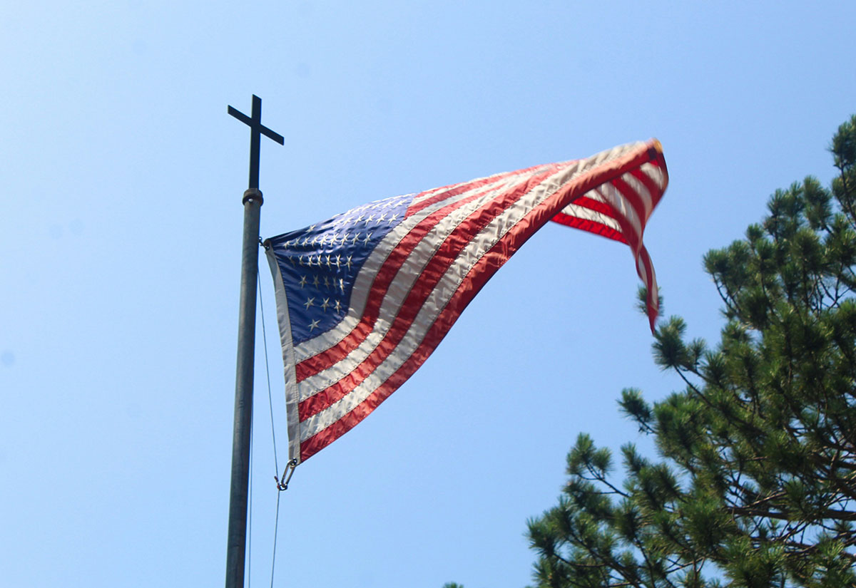 Kreuz und US-Fahne