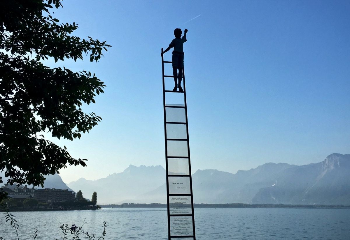 Mensch auf Leiter, die in den Himmel führt