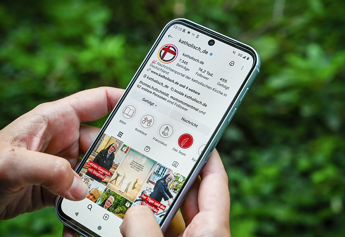 Smartphone mit dem Auftritt von katholisch.de auf der Plattform Instagram
