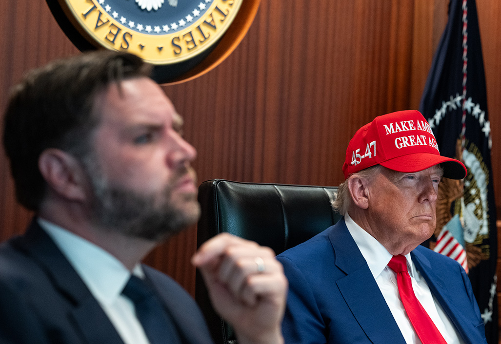 US-Präsident Donald Trump und Vizepräsident JD Vance während der Angriffe auf Atomanlagen des Irans. Im Anschluss bedankte sich Trump bei Gott für den militärischen Erfolg.