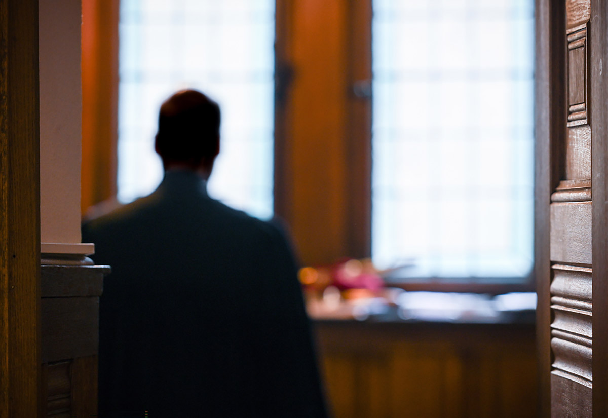 Pfarrer in einer Sakristei