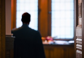 Pfarrer in einer Sakristei