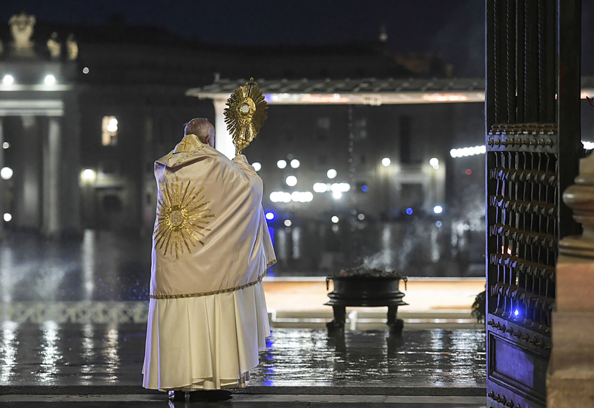 Papst Franziskus spendet mit einer Monstranz mit dem Allerheiligsten den Segen 