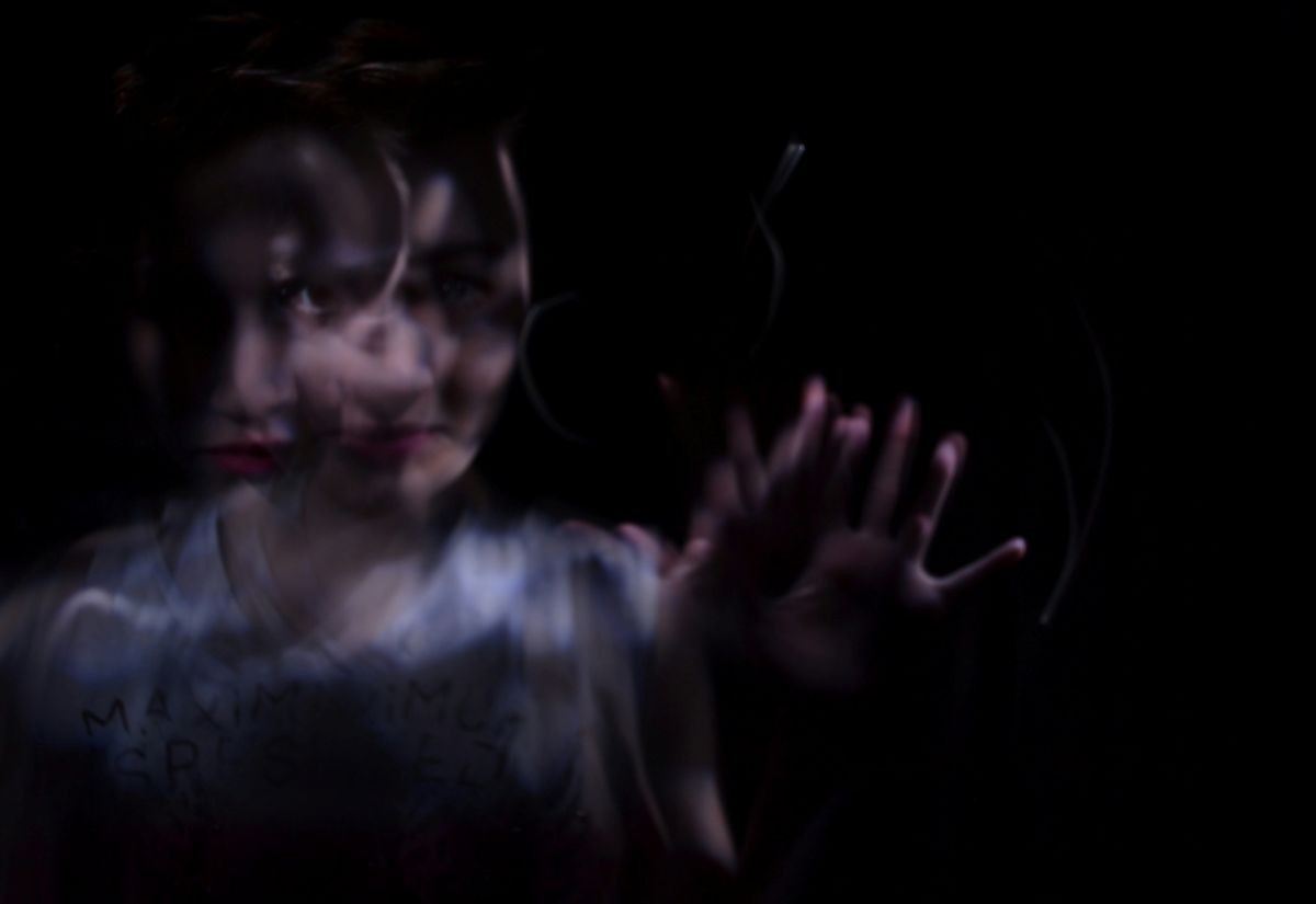 Foto einer Frau im Dunkeln