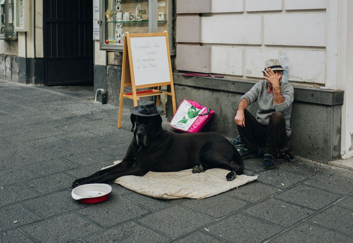 Obdachloser Mann mit Hund