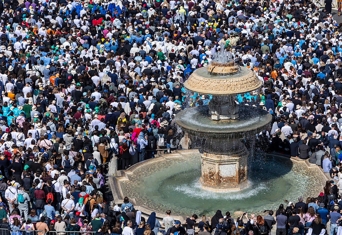 Menschenmenge beim Requiem für Papst Franziskus am 26. April 2025 auf dem Petersplatz im Vatikan