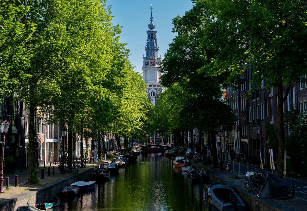 Die Amsterdamer Zuiderkerk von einer Gracht aus gesehen