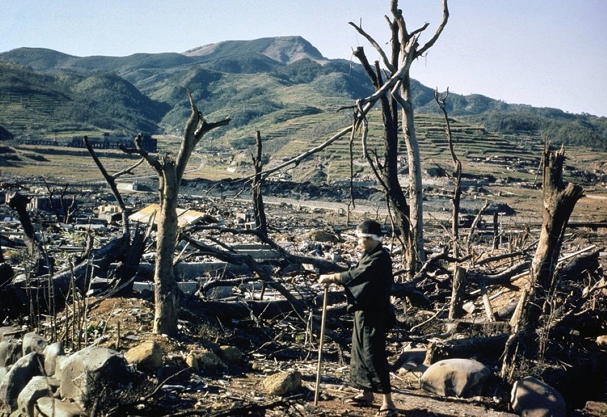 Paul Takashi Nagai im September 1945 im zerstörten Nagasaki