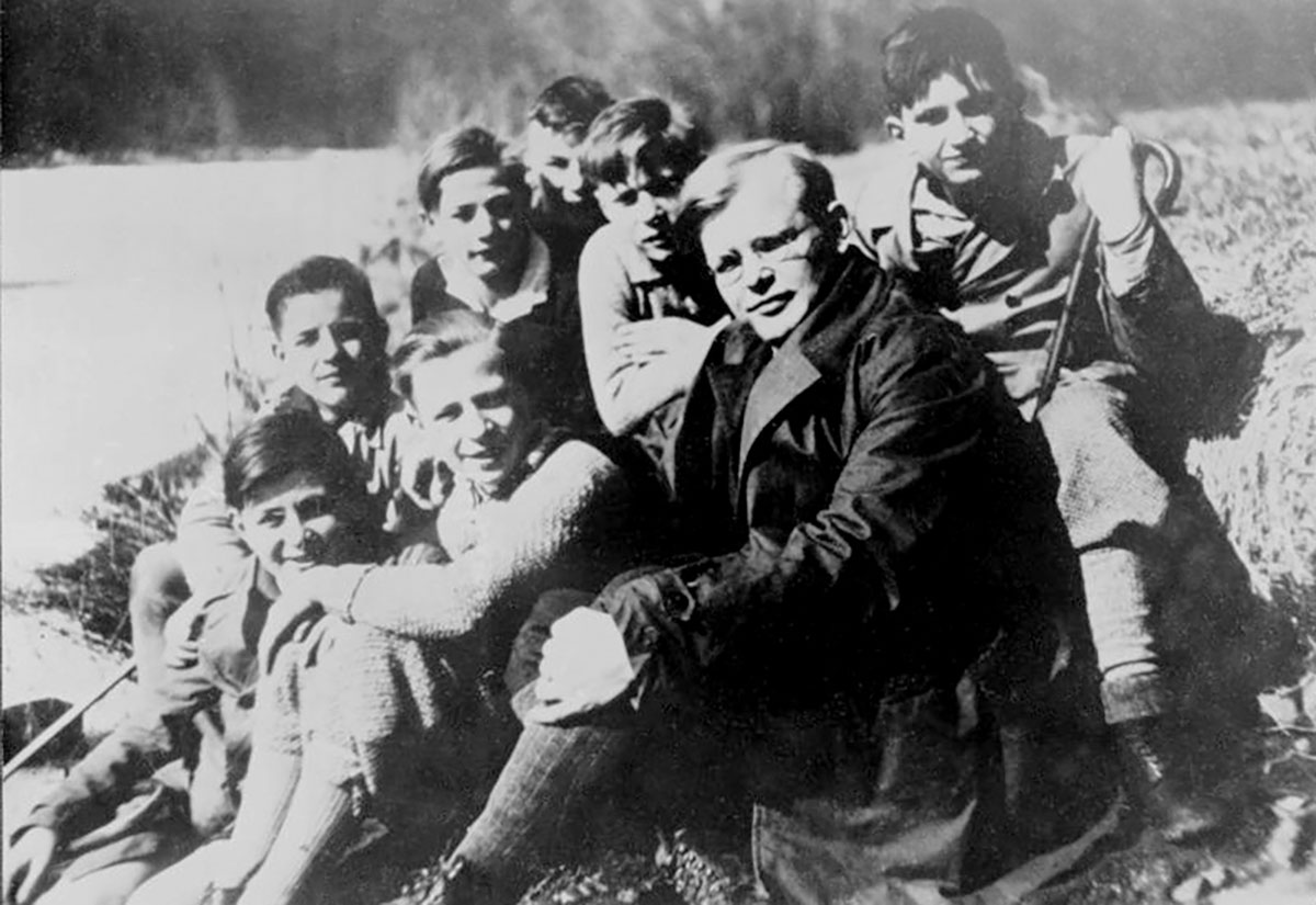 Dietrich Bonhoeffer mit Konfirmanden am 21. März 1932