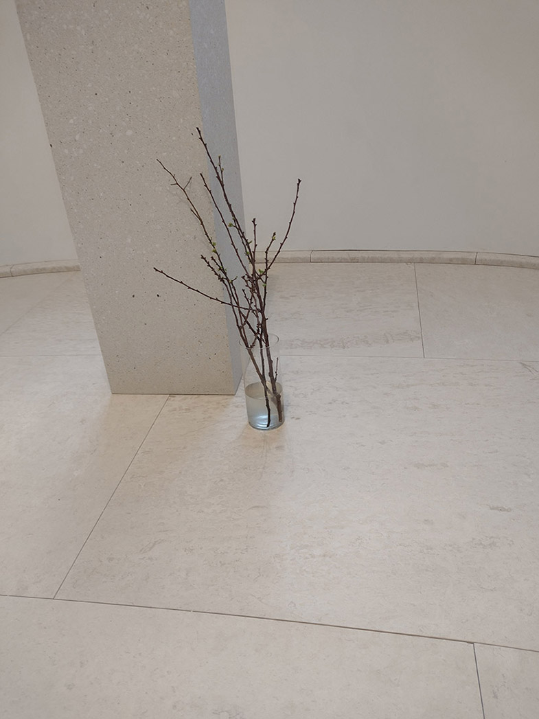 Blumenschmuck am Tabernakel in der Berliner Hedwigskathedrale