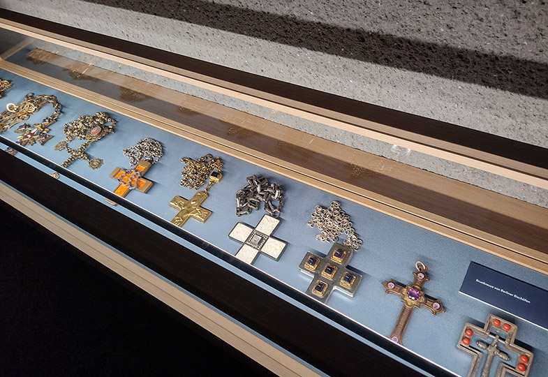 Berliner Hedwigskathedrale: Vitrine mit Bischofskreuzen in der Krypta