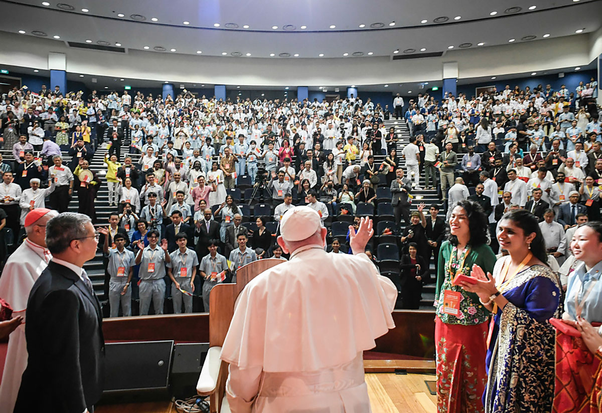 Papst Franziskus winkt bei einer interreligiösen Begegnung mit Jugendlichen an einer katholischen Schule am 13. September 2024 in Singapur.
