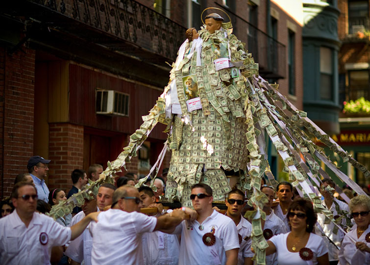 Prozession mit einer Figur des Heiligen Antonius in Boston