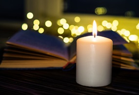 Kerze und Buch mit Hintergrundbeleuchtung