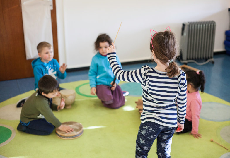 Die Kinder beschäftigen sich zunächst alleine, dann gemeinsam mit ihren Instrumenten