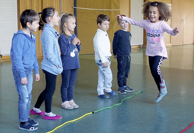 Kinder in der Sporthalle