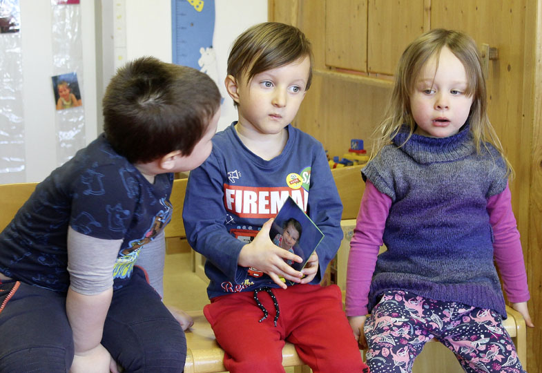 Kinder im Innenraum