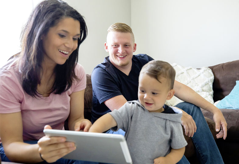 Mann, Frau und Kind mit einem Tablet