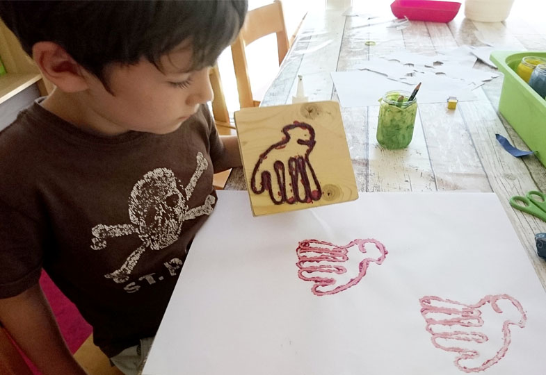 Kind mit Stempel und Stempelbild