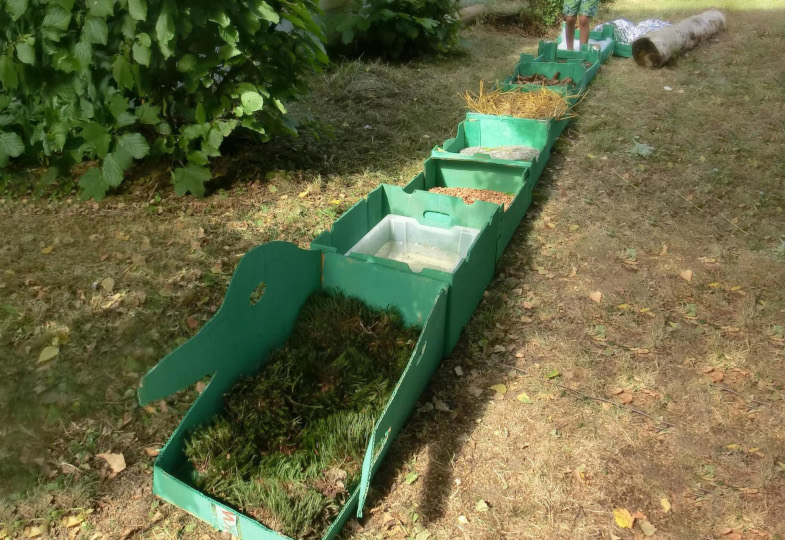 Selbst erstellter Barfußparcours im Garten.