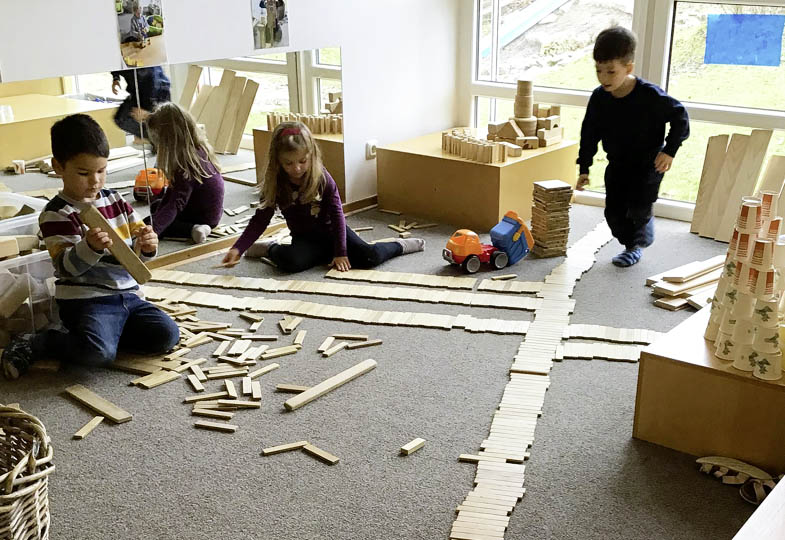 Kinder am bauen von Straßen
