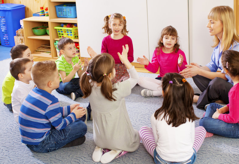 Kindergartengruppe sitzt im Kreis