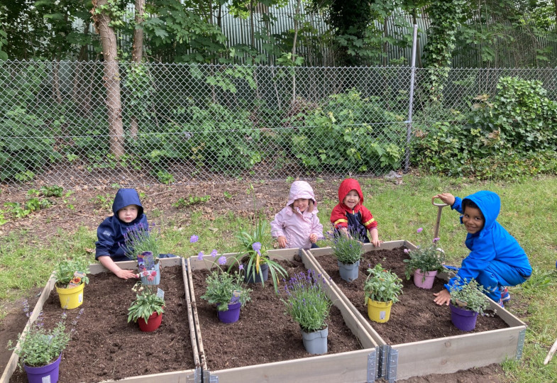 Kinder bei der Gartenarbeit