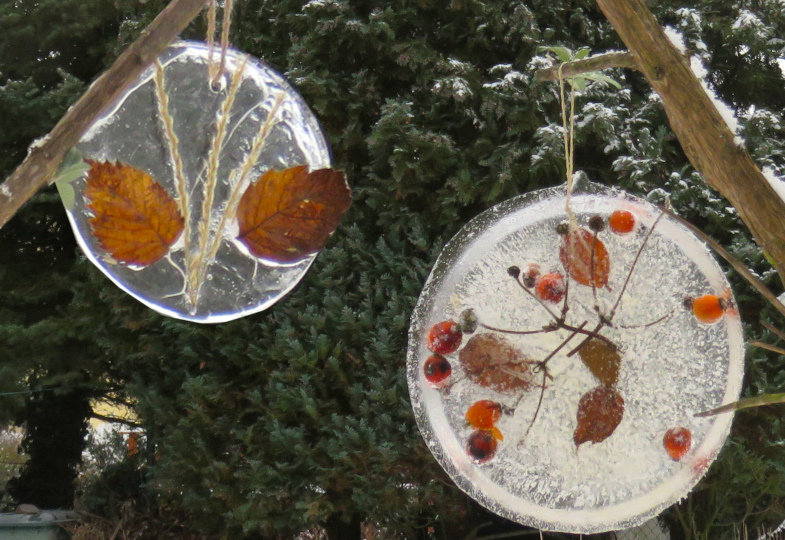 Zwei Eisbilder an einer Schnur. 