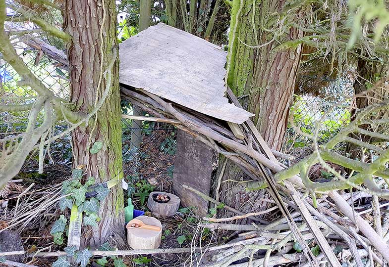 Bude aus Stöcken und Brettern