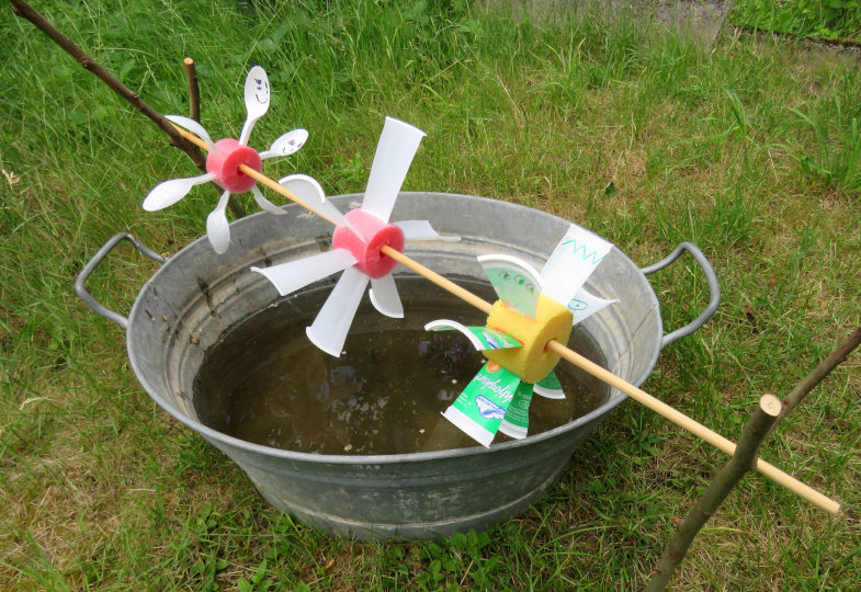 Ein gebasteltes Wasserrad.