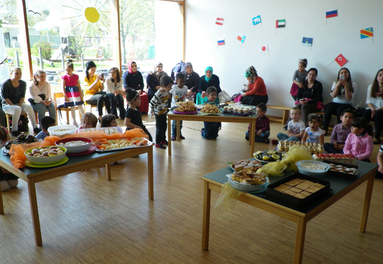 Tische voller Speisen, gemeinsame Tänze und die ganze Familie: Eindrücke vom Kinderfest in Gais