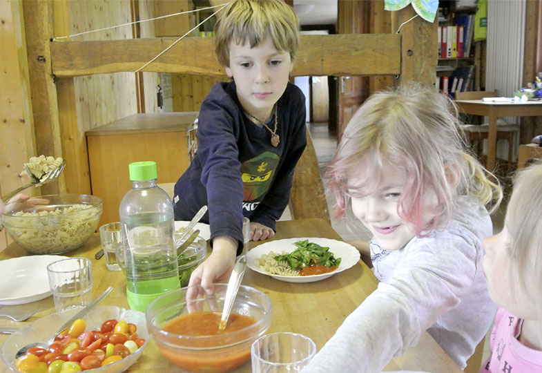 Kinder am Essenstisch