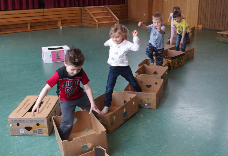 Kinder spielen mit Bananenkartons