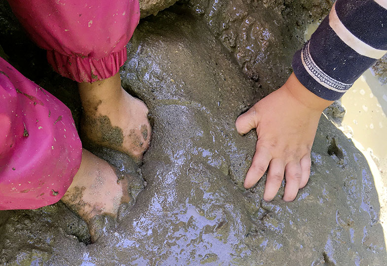 Schlammige Abenteuer: Wie Krippenkinder mit Matsch spielen