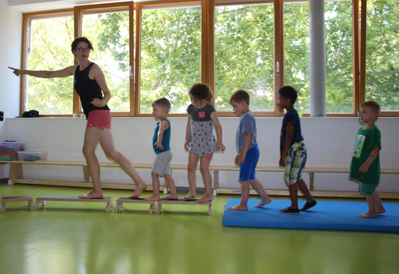 Kinder im Bewegungsparcours