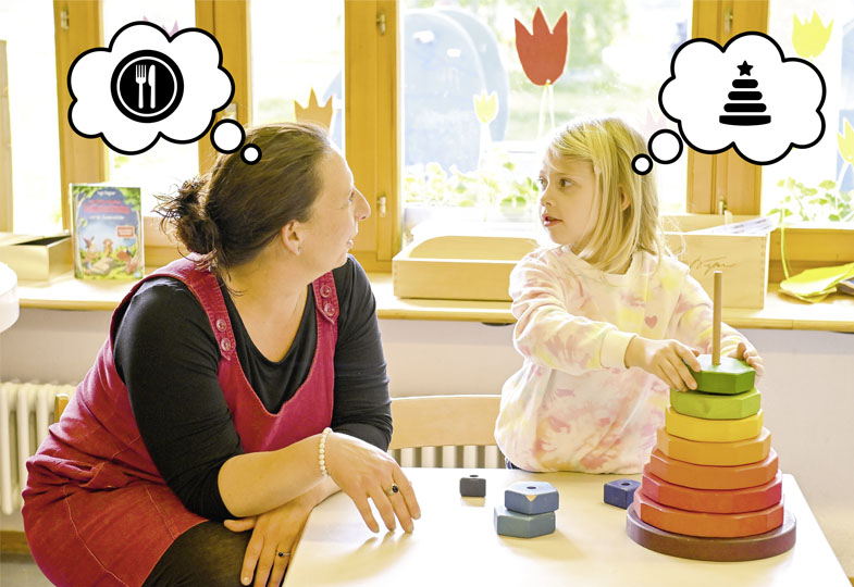 Erzieherin und Kind im Innenraum