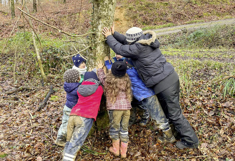 Kinder im Wald
