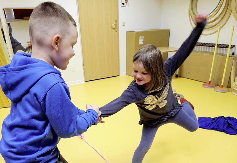 Zwei Kinder rangeln miteinander