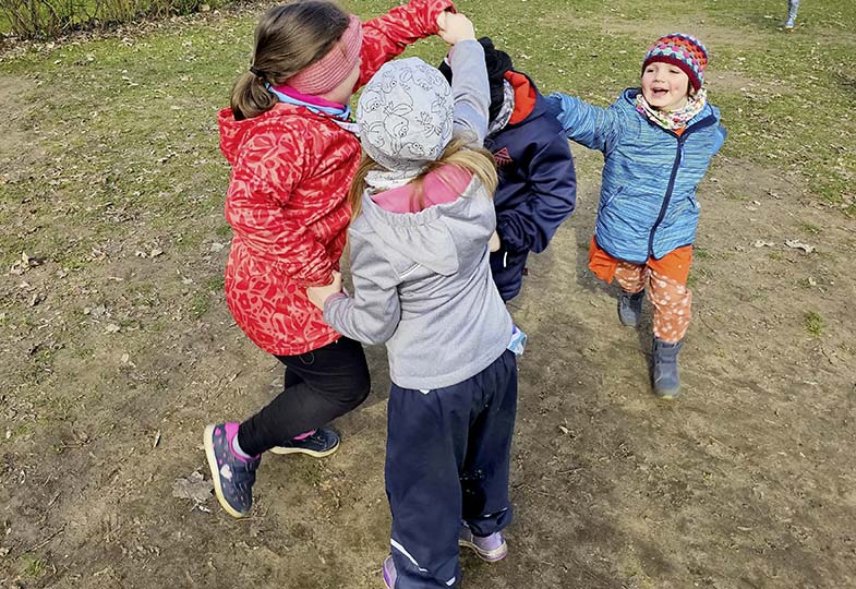 Kinder im Garten