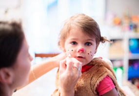 Kind wird geschminkt