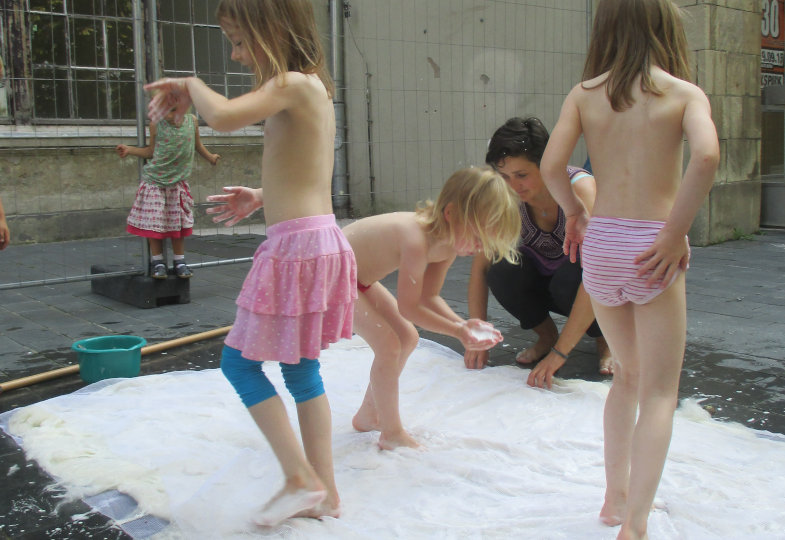 XL-Filzen: Die Kinder der BurgKita in Halle stellen im Außenbereich einen Teppich her