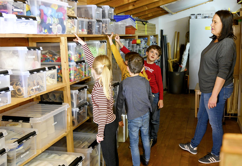 Kinder strecken sich zum Regal