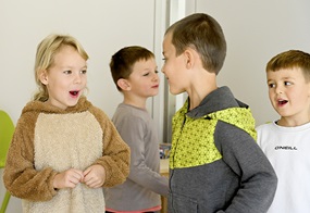 Vier Kinder, die miteinander interagieren.